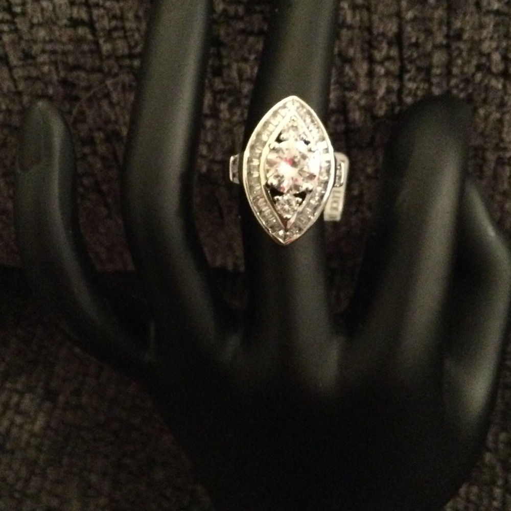 🔥🔥Eye Catching Diamond Simulant Ring 🔥🔥